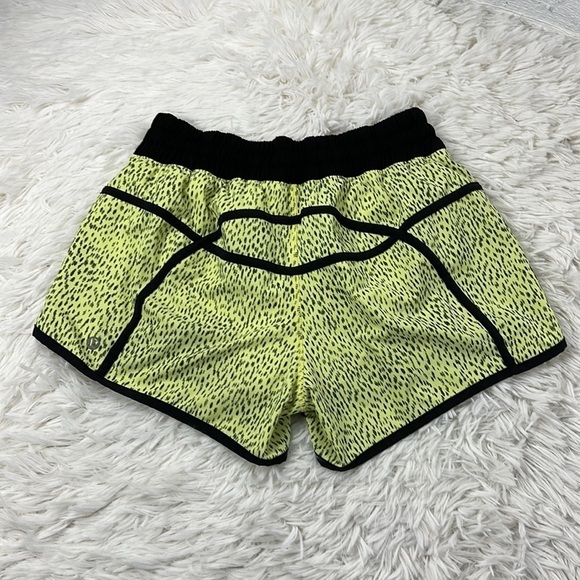 Lululemon Tracker Short III *4-way Stretch Dottie Dash Clarity Yellow Black - Picture 4 of 5